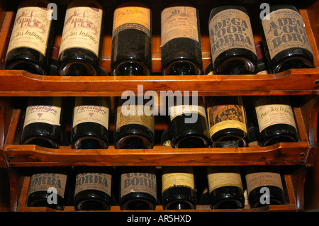 Stapel von alten portugiesischen Rotwein Flaschen in einem Restaurant in Lissabon Portugal Stockfoto