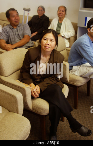 Patienten im Wartezimmer an der vietnamesisch-amerikanische Gemeinschaft medical Clinic, Garden Grove, Kalifornien, USA-MODEL-RELEASE Stockfoto