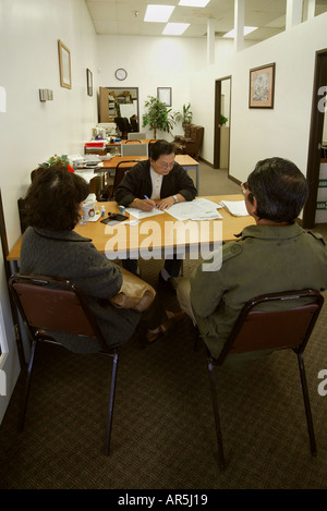 Aufnahme-Schreiber interviews paar an der vietnamesisch-amerikanische Gemeinschaft medical Clinic, Garden Grove, Kalifornien, USA. MODEL-RELEASE Stockfoto