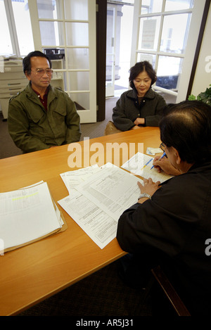 Vietnamesisch Paar und Schreiber an der vietnamesisch-amerikanische Gemeinschaft medical Clinic, Garden Grove, Kalifornien, USA. MODEL-RELEASE Stockfoto