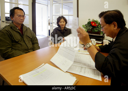 Vietnamesische Ehepaar und Aufnahme Sachbearbeiterin vietnamesisch-amerikanische Community Clinic, Garden Grove, Kalifornien, USA. MODEL-RELEASE Stockfoto