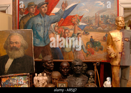 Artefakte aus der kommunistischen Ära, darunter ein Porträt von Karl Marx und Gemälde im Stil des sozialistisch-realistischen Stils im Museum für Kommunismus in Prag Tschechisch Stockfoto