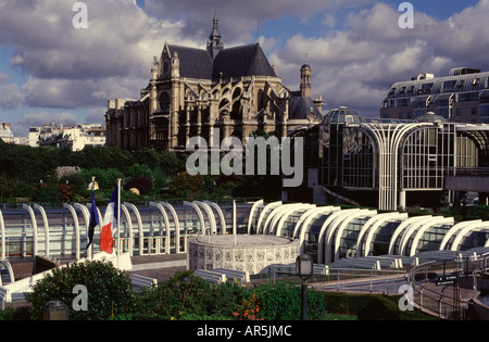 Blick auf Eglise Saint Eustache oder die Kirche St. Eustache über das unterirdische Westfield Forum des Halles-Einkaufsviertel im 1. Arrondissement Stockfoto