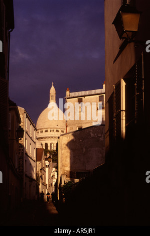 Basilika Sacre-Cœur aus einer engen Gasse in Montmartre im 18. Arrondissement, Paris Frankreich Stockfoto