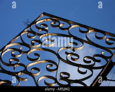 Gebogene "fließende" Jugendstil Motiv. Treppenhaus eiserne Geländer. Stockfoto