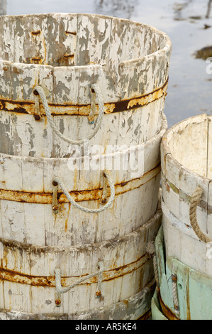 Detail der alte hölzerne Eimer, Gjesvær, in der Nähe von Nordkapp und Honningsvag, Mahkaravju Mageroya Insel, Norwegen Stockfoto