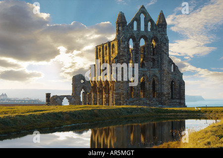 Whitby Abtei mit Grabsteinen an der Sonnenuntergang North Yorkshire Moors Nationalpark in England Stockfoto