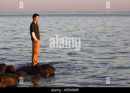 Ein junger Mann durch das Wasser, Deutschland Stockfoto