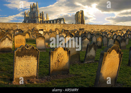 Whitby Abtei mit Grabsteinen an der Sonnenuntergang North Yorkshire Moors Nationalpark in England Stockfoto