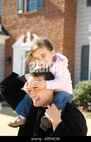 Kaukasische Vater Tochter auf den Schultern tragen Stockfoto