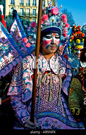 Paris Frankreich, asiatischer Mann in traditionellen Kostümen, der beim „Chinesischen Neujahrsfest“-Karneval in der Straße im Marais pariert, chinesische Einwanderung, pariser chinesen Stockfoto