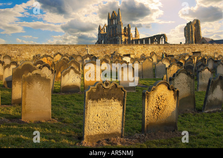 Whitby Abtei mit Grabsteinen an der Sonnenuntergang in England Stockfoto