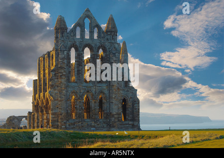 Whitby Abtei mit Grabsteinen an der Sonnenuntergang in England Stockfoto