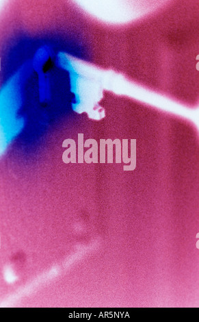 Schlüsselloch in der Tür und Schlüssel Stockfoto