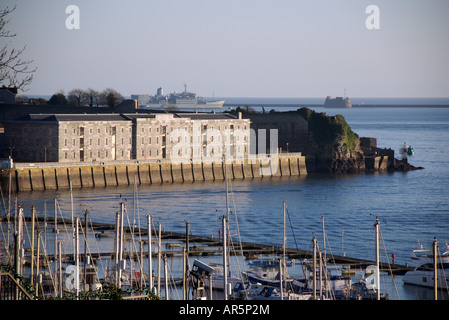 Yachten ankern vor der Royal William Yard mit Schiff im Hintergrund, Plymouth, Devon, UK Stockfoto