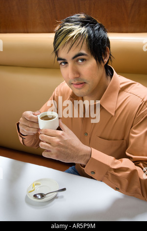 Hispanic Mitte erwachsener Mann trinken expresso Stockfoto