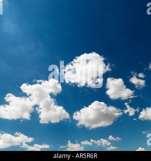 Cumulus Wolkenbildung am blauen Himmel Stockfoto