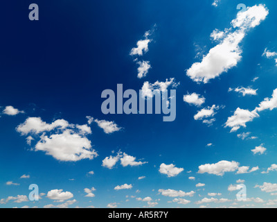 Cumulus Wolkenbildung am blauen Himmel Stockfoto
