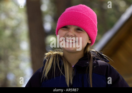 Mädchen mit Winterkleidung Stockfoto