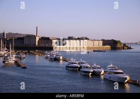 Luxus Motorboote vor Anker vor der Royal William Yard, Plymouth, Devon, UK Stockfoto