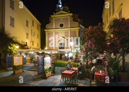 Restaurant vor Eglise Ste Marie Majeure, Altstadt in der Nacht, Harbourfront, Calvi, die Balagne, Korsika, Frankreich Stockfoto