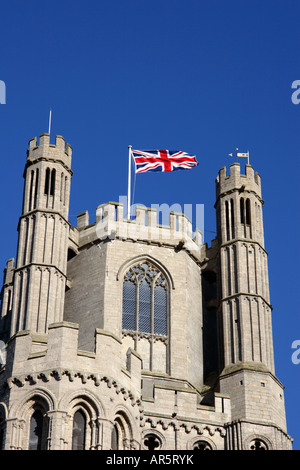 Der Union Jack fliegen hoch oben auf Ely Kathedrale Turm. Stockfoto