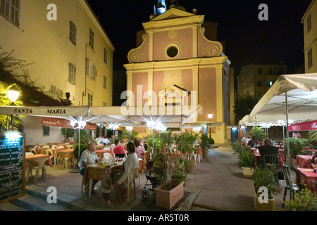 Restaurant vor Eglise Ste Marie Majeure, Altstadt in der Nacht, Harbourfront, Calvi, die Balagne, Korsika, Frankreich Stockfoto