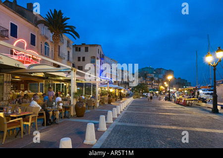 Cafe-Bar in der Nacht, Quai Landry mit der Citadelle hinter Harbourfront, Calvi, die Balagne, Korsika, Frankreich Stockfoto