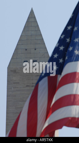 Stars And Stripes vor dem Washington Monument DC Stockfoto