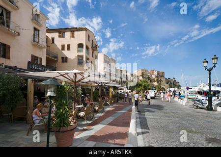 Cafe-Bar am Quai Landry mit der Citadelle in der Ferne, Harbourfront, Calvi, die Balagne, Korsika, Frankreich Stockfoto