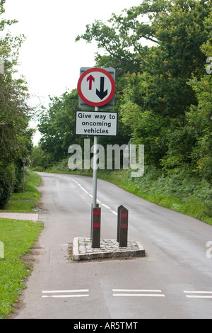 Beruhigende Verkehrsinsel mit weichen Gegenverkehr Straßenschild Stockfoto