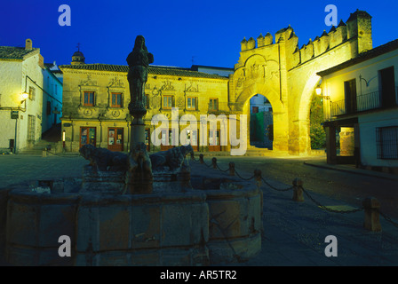 Löwen-Brunnen, Arco de Villatar, Plaza del Populo, Renaissance monumentalen Ensemble, Baeza, Provinz Jaen, Andalusien, Spanien Stockfoto