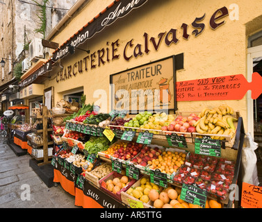Fleisch-und Wurstwaren und Gemüsehändler in der Altstadt, Calvi, die Balagne, Korsika, Frankreich Stockfoto