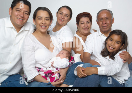 Porträt des generationsübergreifenden hispanischen Familie Stockfoto