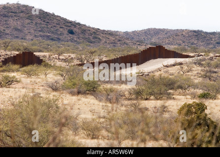 Sasabe Arizona ein Abschnitt von den Grenzzaun, der Vereinigten Staaten von Mexiko trennt läuft durch die Wüste Stockfoto