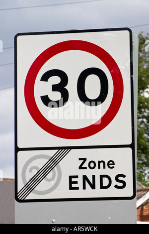 30 km/h Höchstgeschwindigkeit 20 km/h-Zone endet Straßenschild Stockfoto