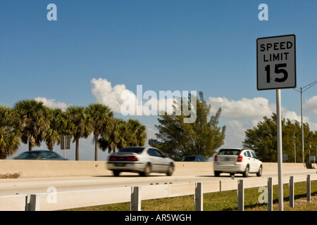 Auto vorbeifahrenden Tempolimit Schild Stockfoto