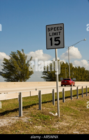 Auto vorbeifahrenden Tempolimit Schild Stockfoto