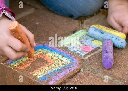 Des Kindes Rainbow Kreide Zeichnung Stockfoto