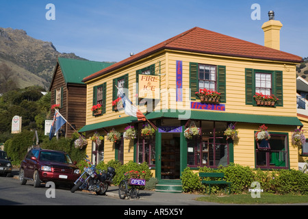 Akaroa Neuseeland Shop attraktive bunte gelb bemalten hölzernen Schindeln kolonialen Gebäude mit Fensterläden Stockfoto
