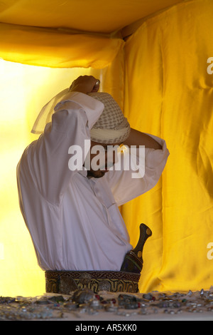 Mann Dressup mit arabischen Kopfhörer Stockfoto