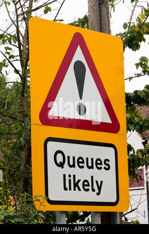 Vorsicht in die Warteschlange wahrscheinlich Straßenschild Stockfoto