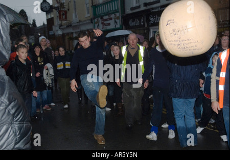 Shrove Tuesday Football traditionelles Shrovetide Village Community Game. Atherstone Warwickshire UK 2008 2000s HOMER SYKES Stockfoto