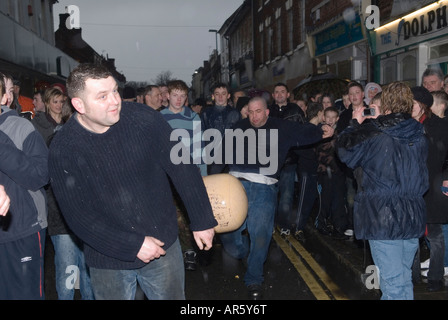 Shrove Tuesday Football traditionelles Shrovetide Village Community Game. Atherstone Warwickshire UK 2008 2000s HOMER SYKES Stockfoto