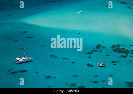 Upolu Cay und Ocean Spirit II Dive Boot Upolu Cay Nationalpark Great Barrier Reef Marine Park North Queensland Australien Antenne Stockfoto