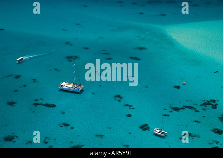 Upolu Cay und Ocean Spirit II Dive Boot Upolu Cay Nationalpark Great Barrier Reef Marine Park North Queensland Australien Antenne Stockfoto