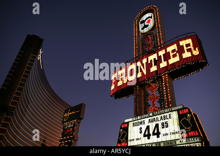 Frontier Casino Zeichen und Wynn Las Vegas, The Strip, Nevada, USA Stockfoto