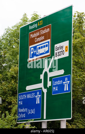 Direktionale Straßenschild an Kreuzung 11 der Autobahn M4 in Reading Berkshire Richtung Norden von der A33 Stockfoto