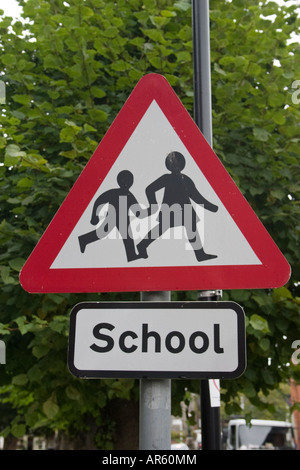 Verkehrsschild Vorsicht Schulkinder Stockfoto