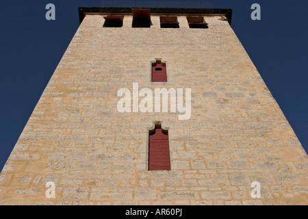 Ein Turm mit dem "Teufel-Stein" (siehe Beschreibung) an der Brücke über dem Fluss Lot in Cahors in Frankreich Stockfoto